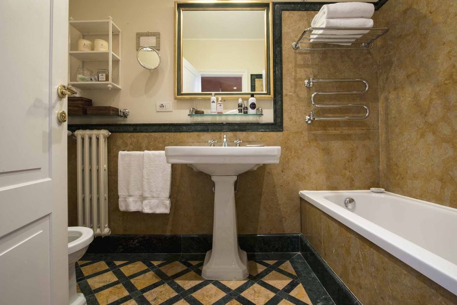 Antica Torre di Via Tornabuoni 1 — Bathroom