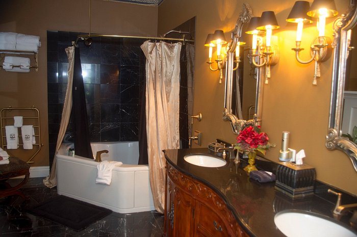 Antietam Overlook Farm — Bathroom