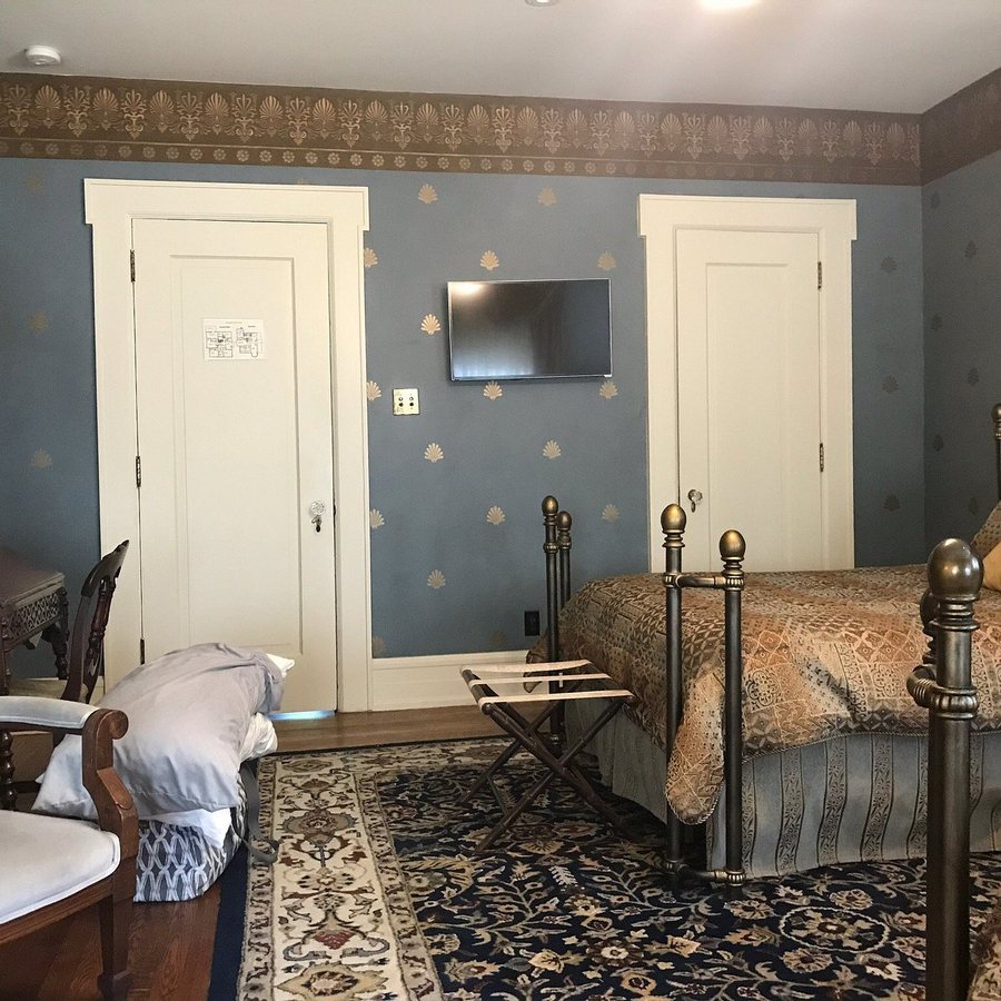 Antiquities Wellington Inn — Guest room
