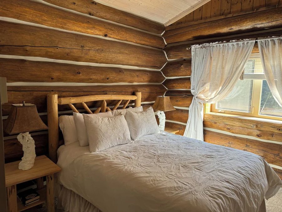 Antlers Lodge Cooke City — Guest room