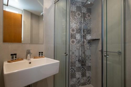 AP Acropolis View Apartments — Bathroom