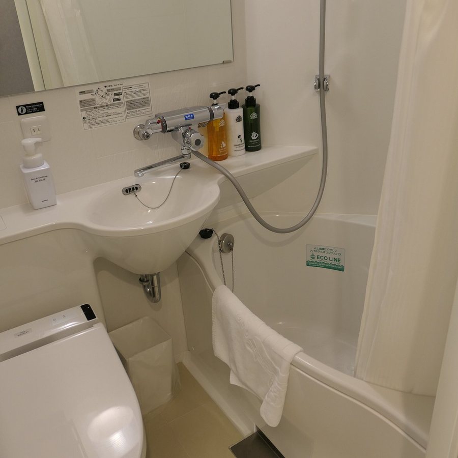 APA Hotel Higashi Shinjuku Kabukicho — Bathroom