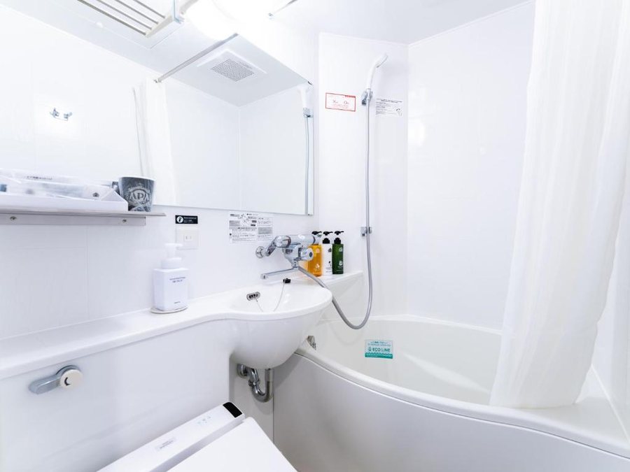 Apa Hotel Higashi Shinjuku Kabukicho Tower — Bathroom