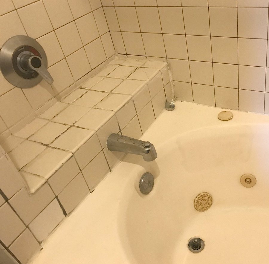 Apache Inn — Bathroom
