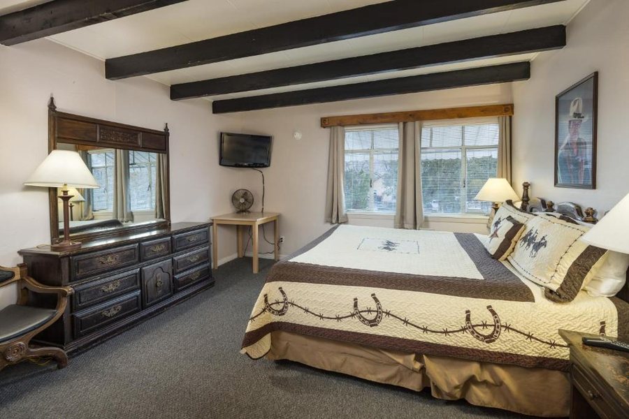 Apache Motel — Guest room