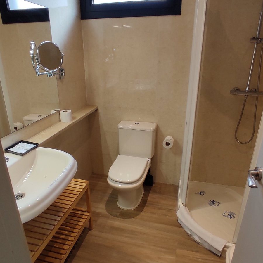 Apartamentos DV Barcelona Catalonia — Bathroom