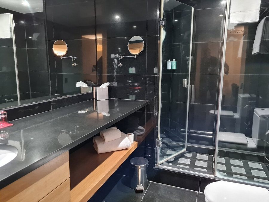 Apartamentos Hesperia Barcelona Fira Barcelona Catalonia — Bathroom
