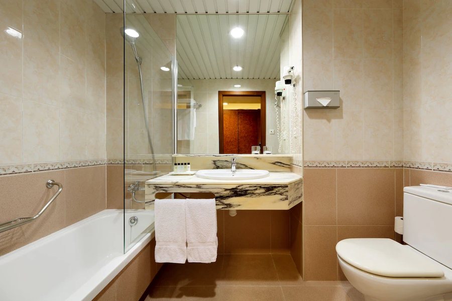 Apartamentos Hesperia Barcelona Sant Joan Barcelona Catalonia — Bathroom