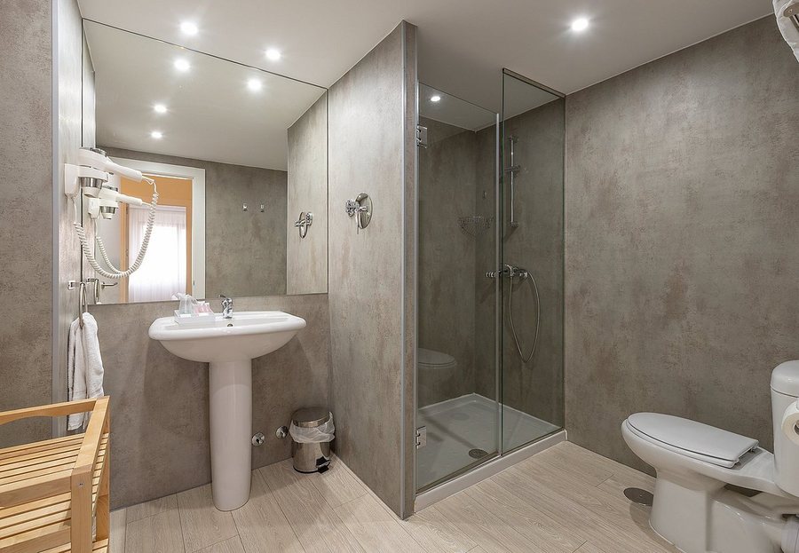 Apartamentos Recoletos — Bathroom