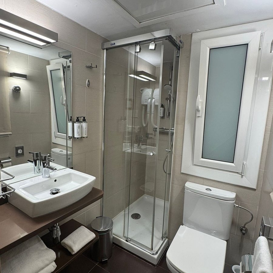 Aparthotel Allada Barcelona Catalonia — Bathroom