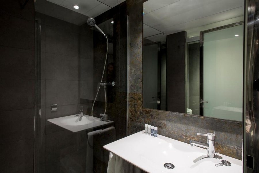 Aparthotel Aramunt Barcelona Catalonia — Bathroom
