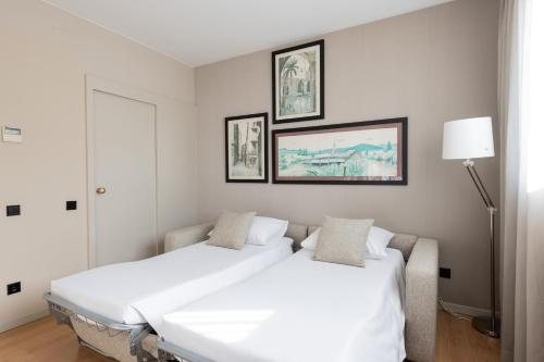 Aparthotel Atenea Barcelona Catalonia — Guest room