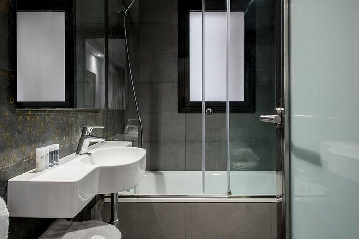 Aparthotel Bertran Barcelona Catalonia — Bathroom