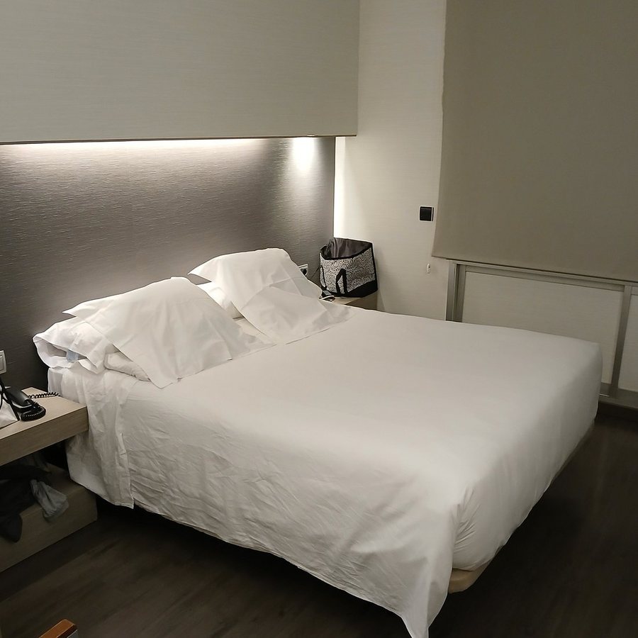 Aparthotel Silver Barcelona Catalonia — Guest room