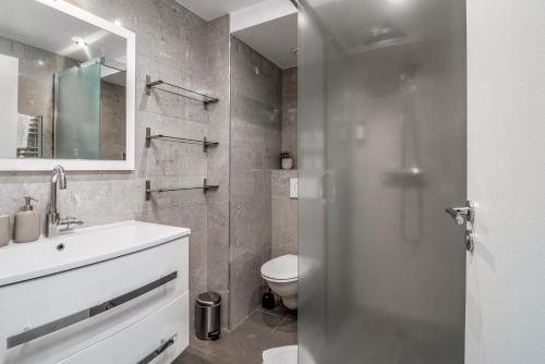 Apartments Du Louvre Saint Honore — Bathroom