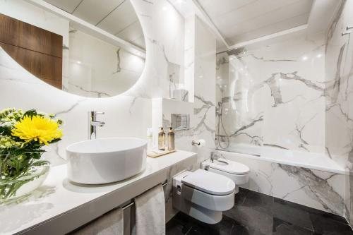 ApartoSuites Jardines de Sabatini Madrid — Bathroom