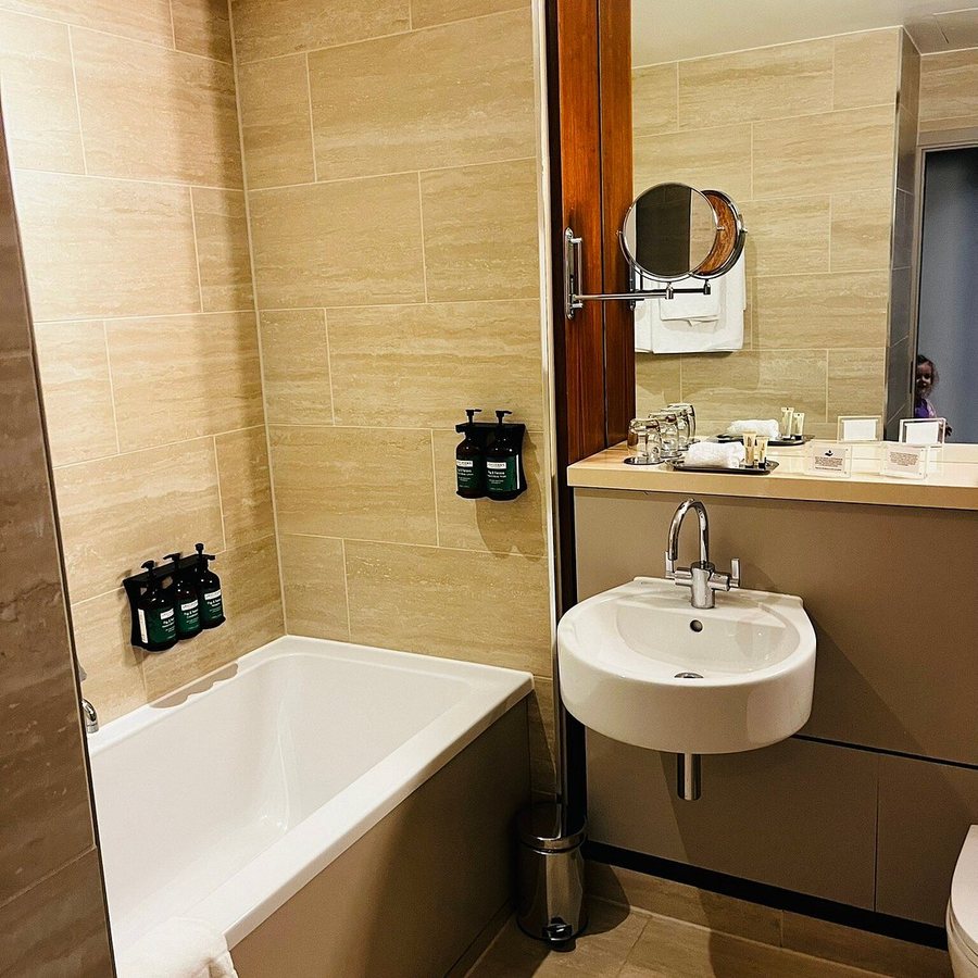 Apex City of London Hotel — Bathroom