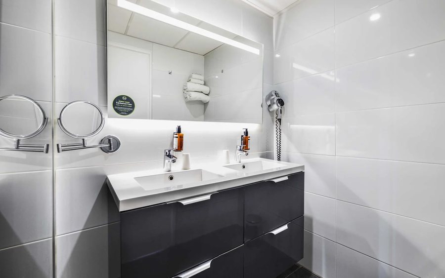 Appart Hotel Spa Perpignan — Bathroom