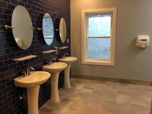 Apple Hostels Philadelphia — Bathroom