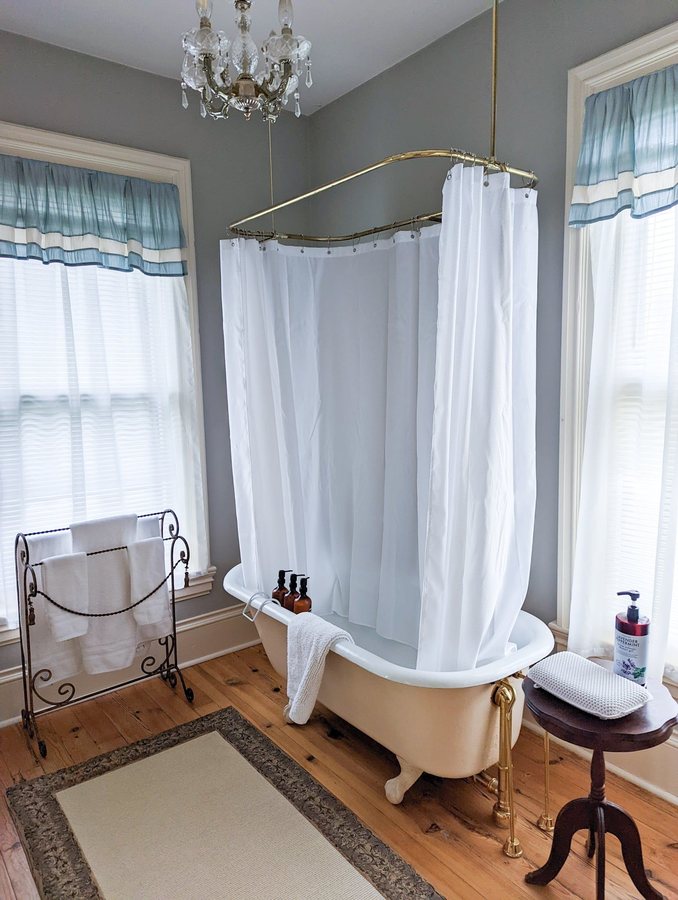 Apple Tree Lane Bed Breakfast — Bathroom