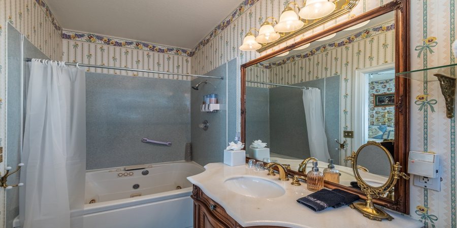 Apples Bed and Breakfast Inn — Bathroom