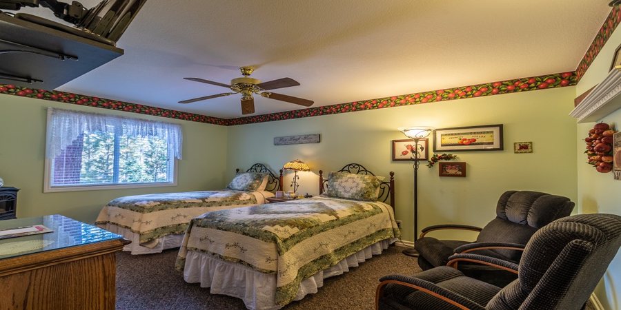Apples Bed and Breakfast Inn — Guest room