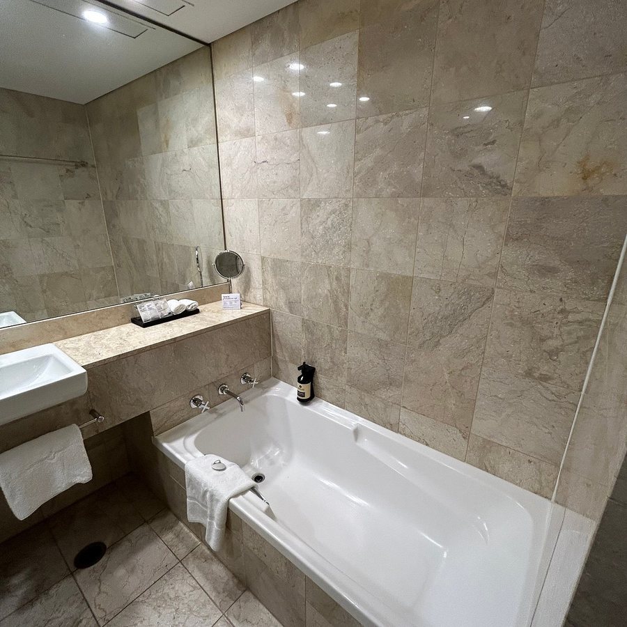 APX Darling Harbour — Bathroom