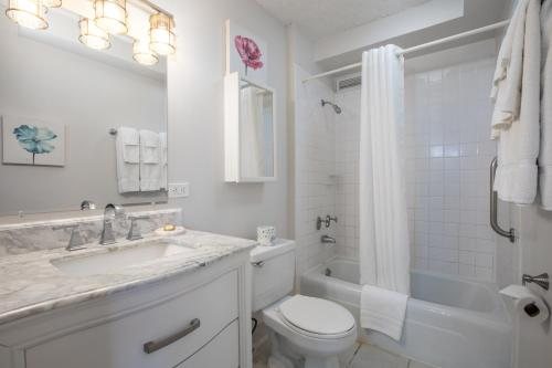 Aqua Aloha Surf Waikiki — Bathroom