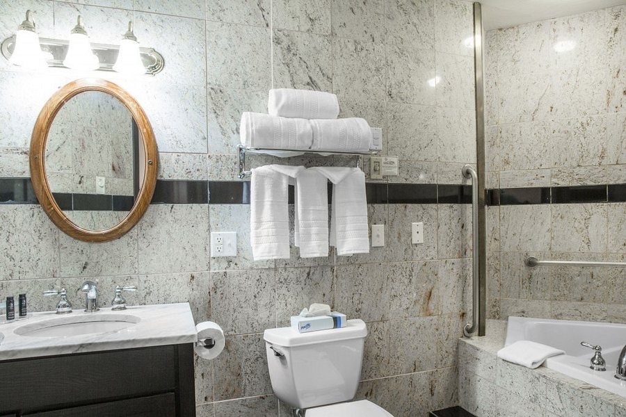 Aqua Blue Hotel — Bathroom