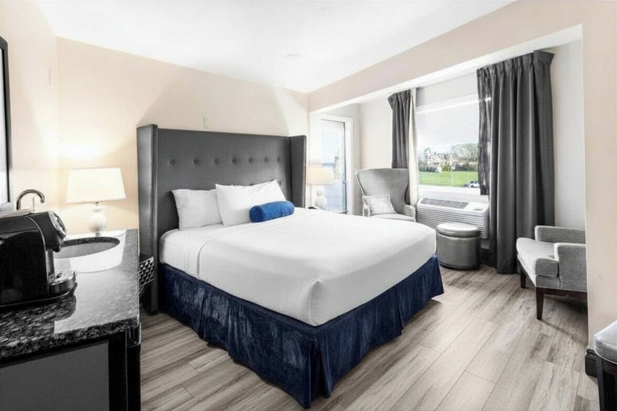 Aqua Blue Hotel — Guest room