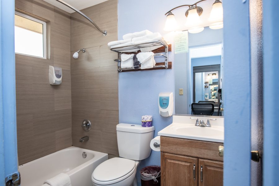 Aqua Breeze Inn — Bathroom