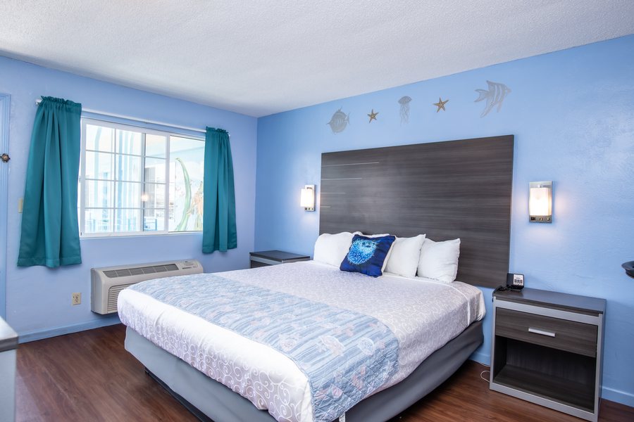 Aqua Breeze Inn — Guest room