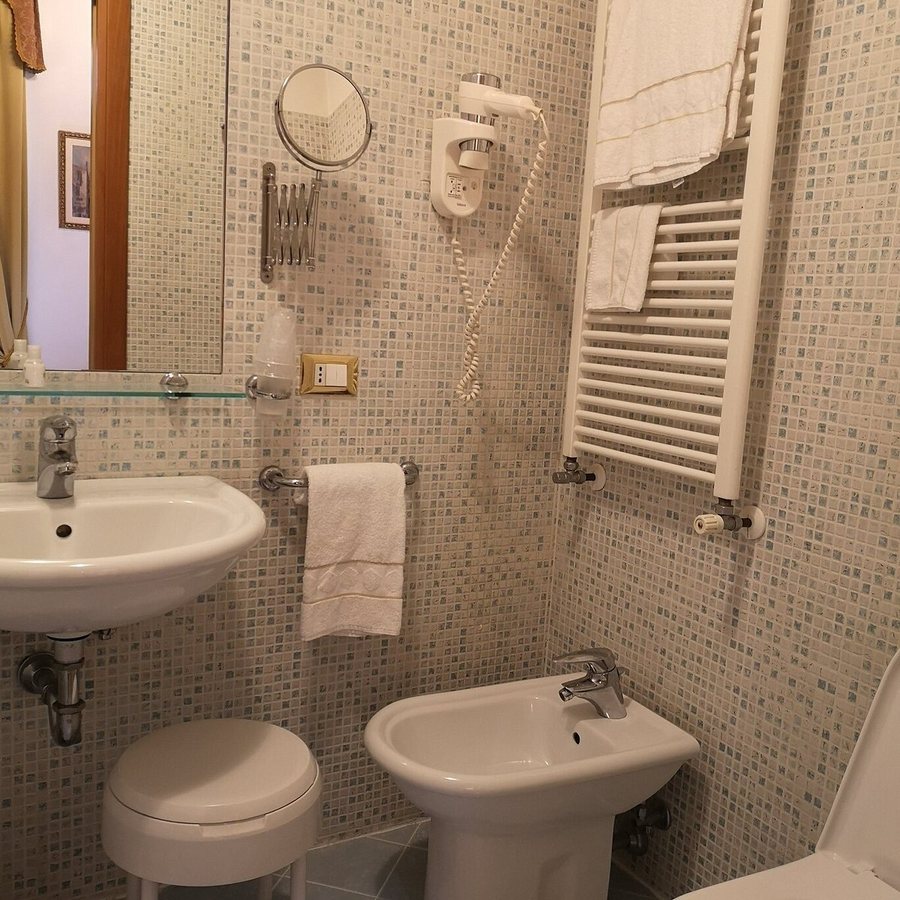 Aqua Palace Hotel — Bathroom