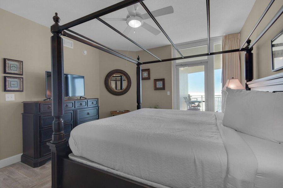 Aqua — Guest room