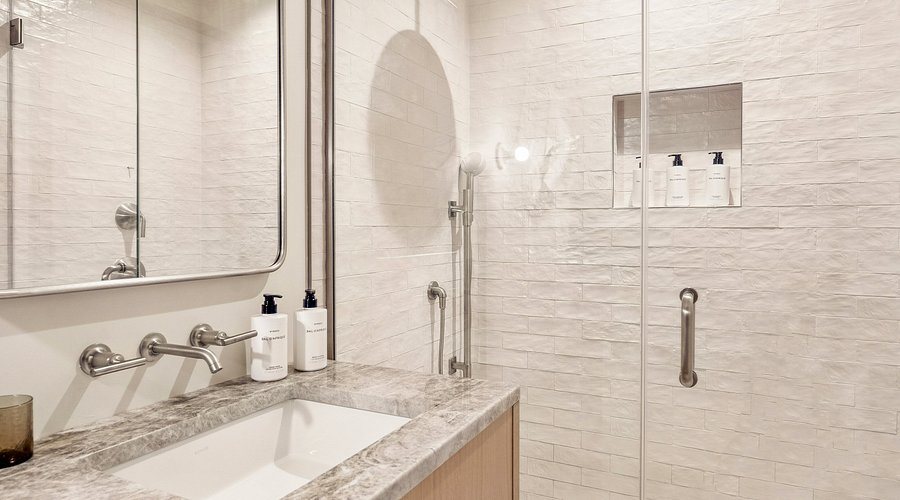 Aqualina Inn Montauk — Bathroom