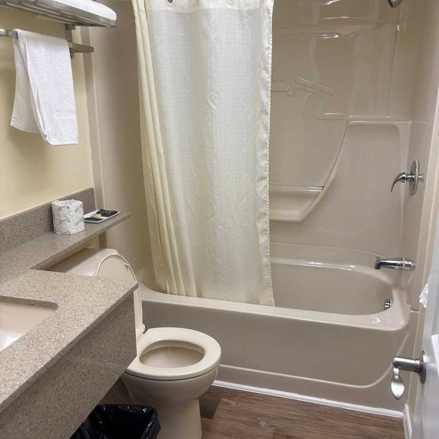 Aquarius Motel — Bathroom