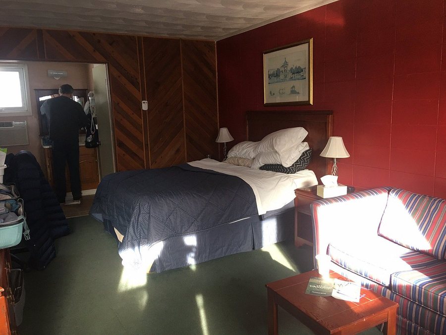Aquarius Motel — Guest room