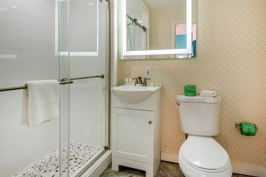 Aquarius Motor Inn — Bathroom
