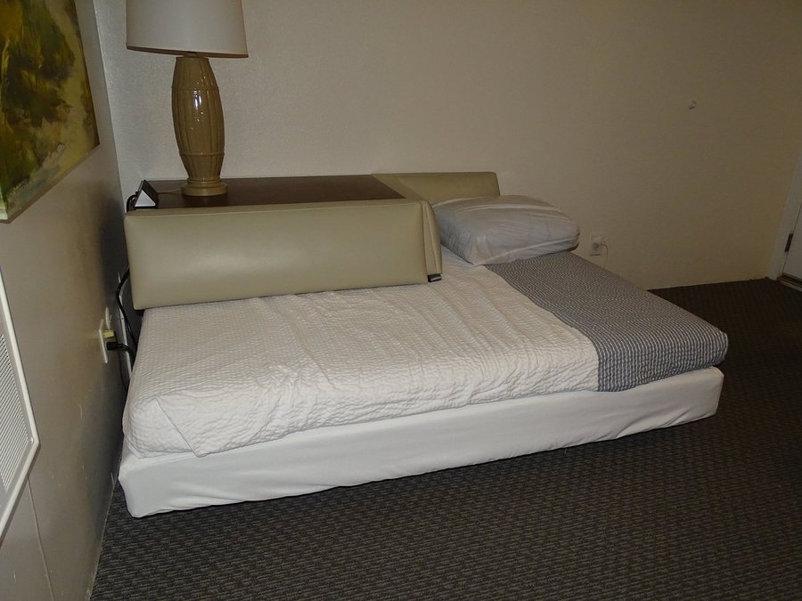 Aquarius Motor Inn — Guest room