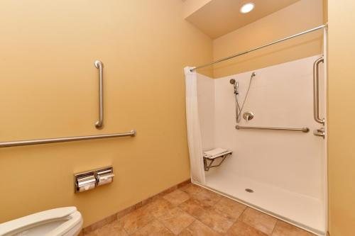 Arbuckle Lodge Gillette — Bathroom