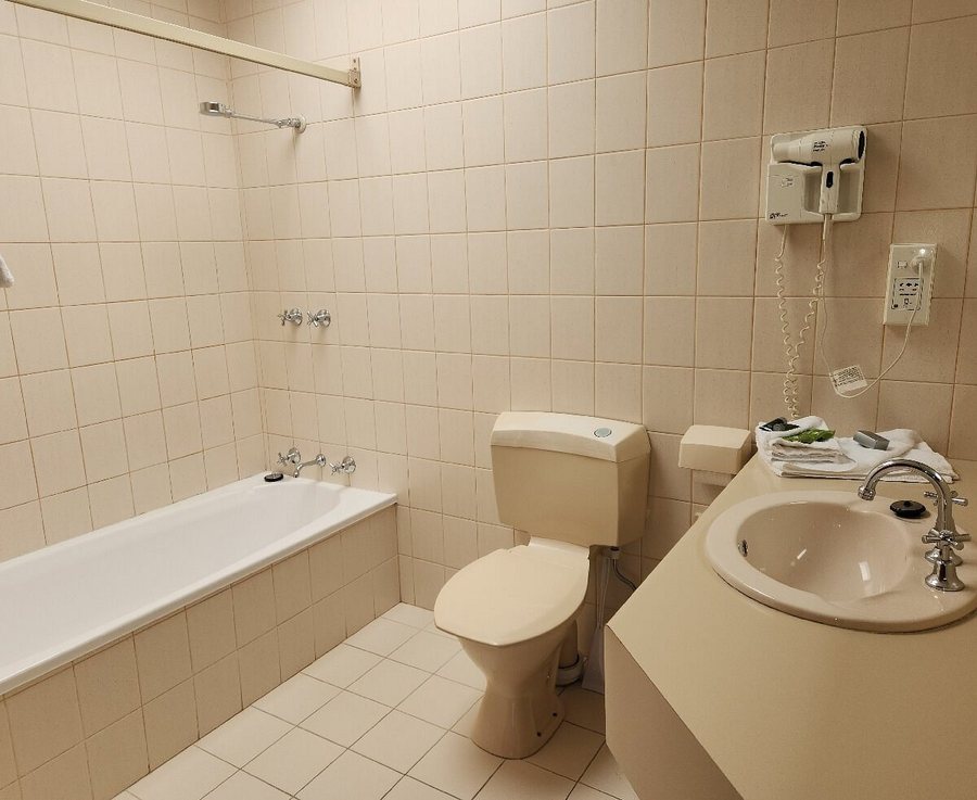 Arcady Mountain Motor Lodge — Bathroom