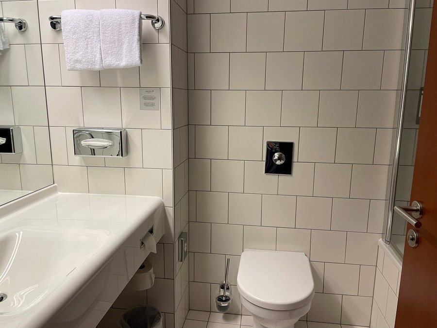 ARCOTEL Donauzentrum — Bathroom