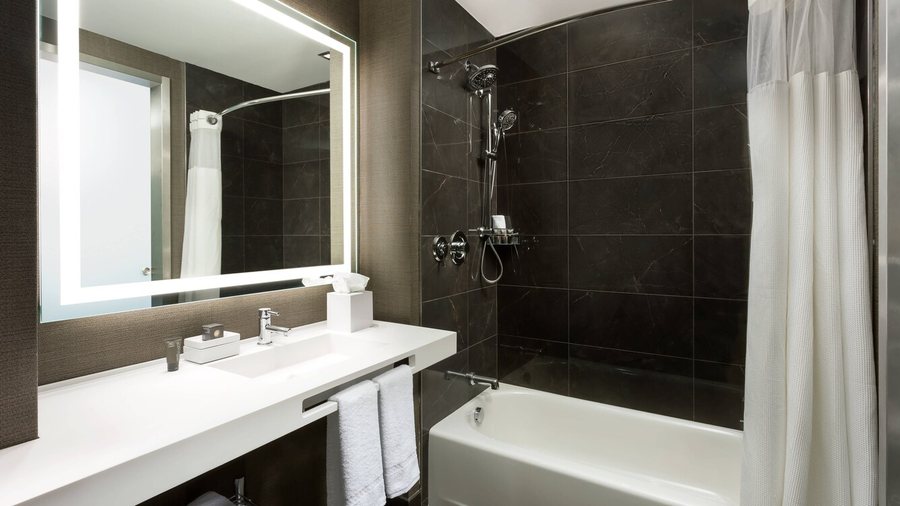 Arena Hotel — Bathroom