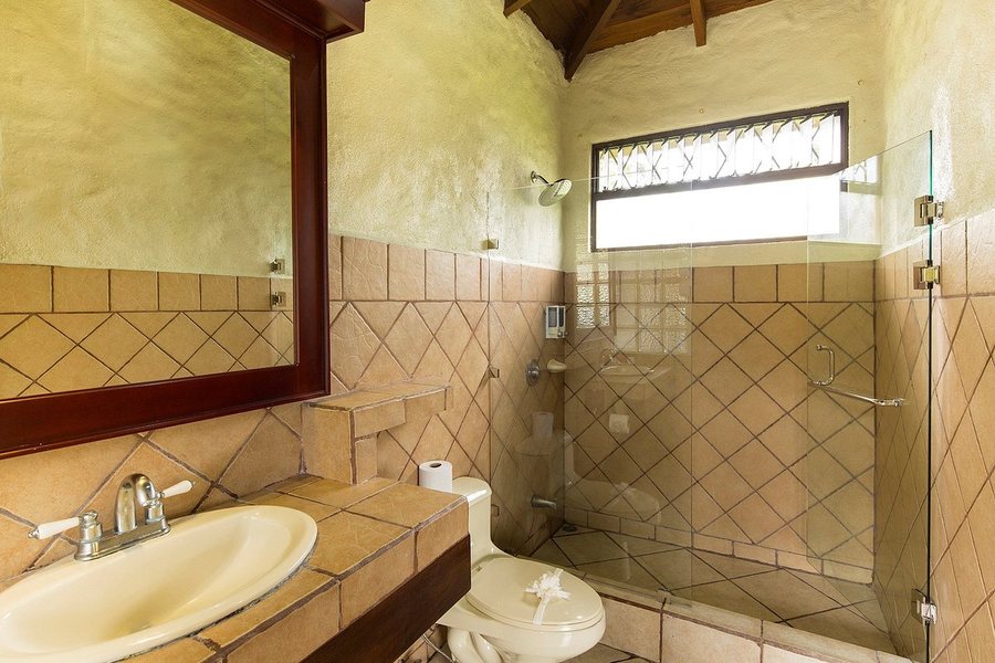 Arenal Heights Villas — Bathroom