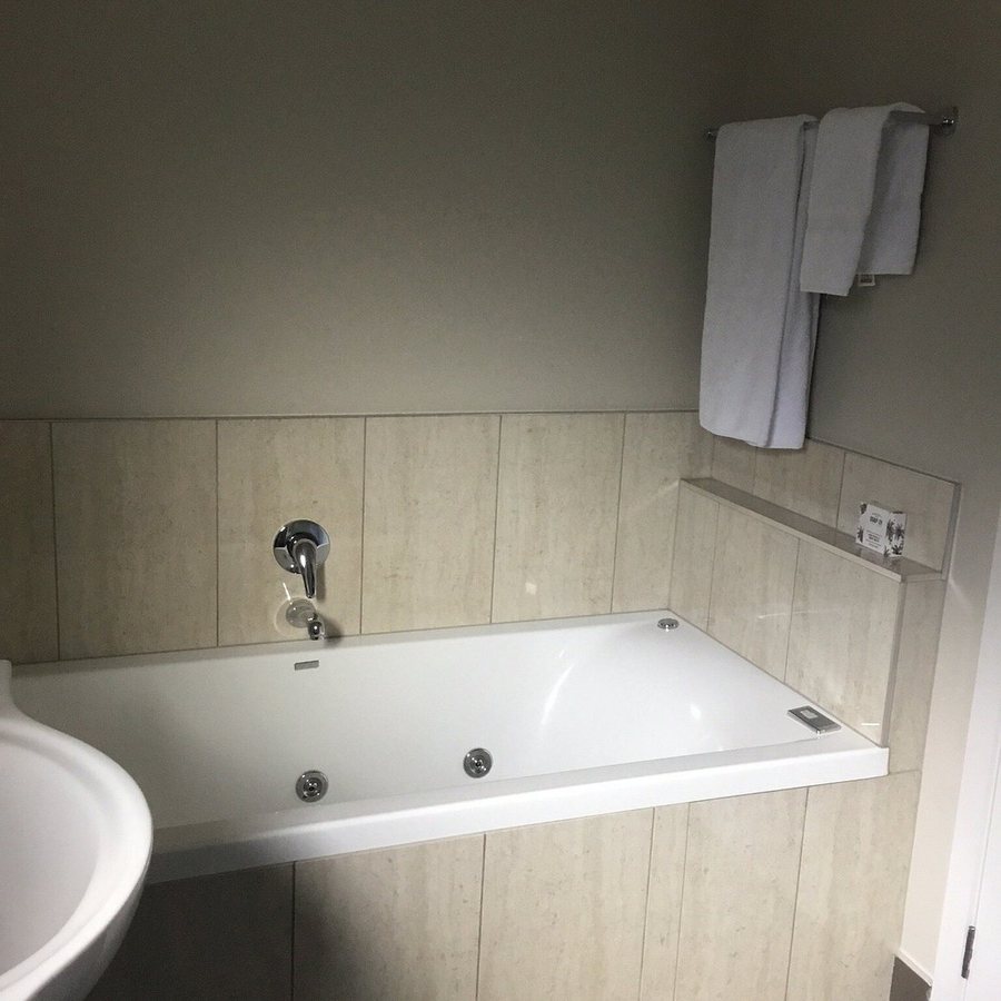 Argent Motor Lodge — Bathroom
