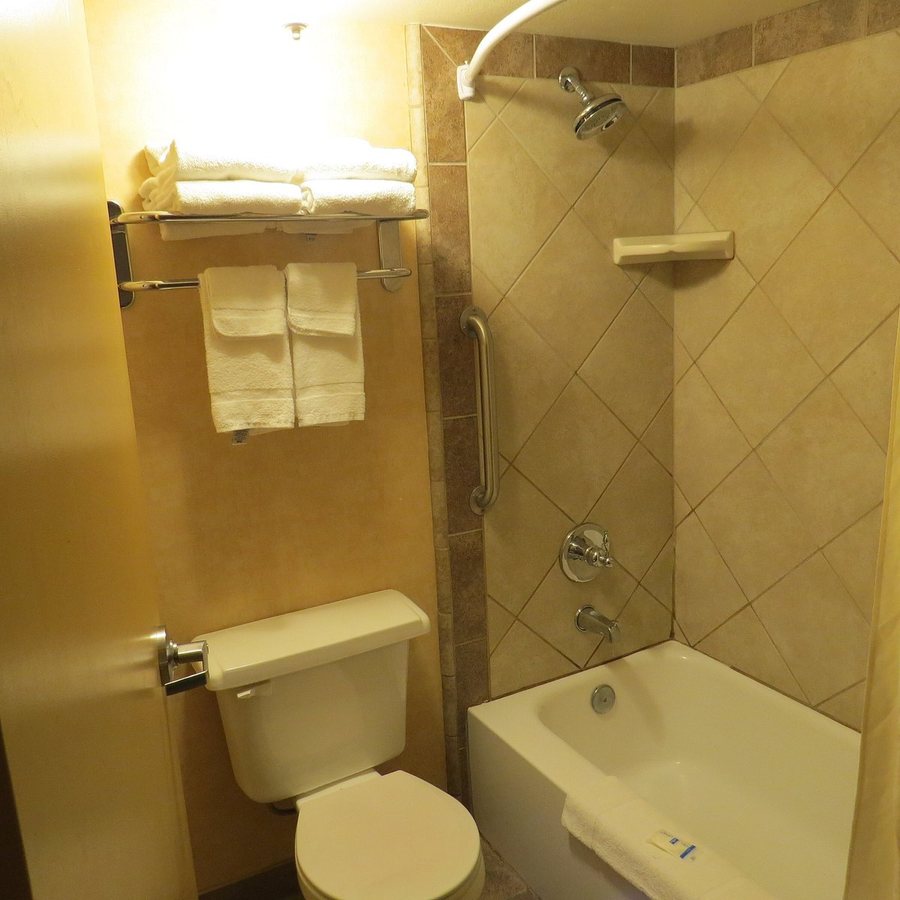 Argo Inn and Suites — Bathroom