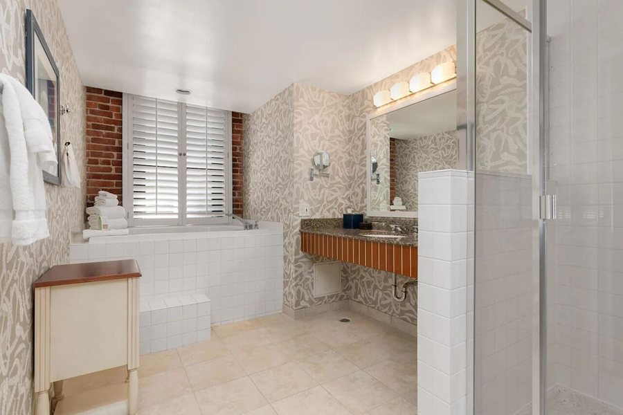 Argonaut Hotel San Francisco California — Bathroom