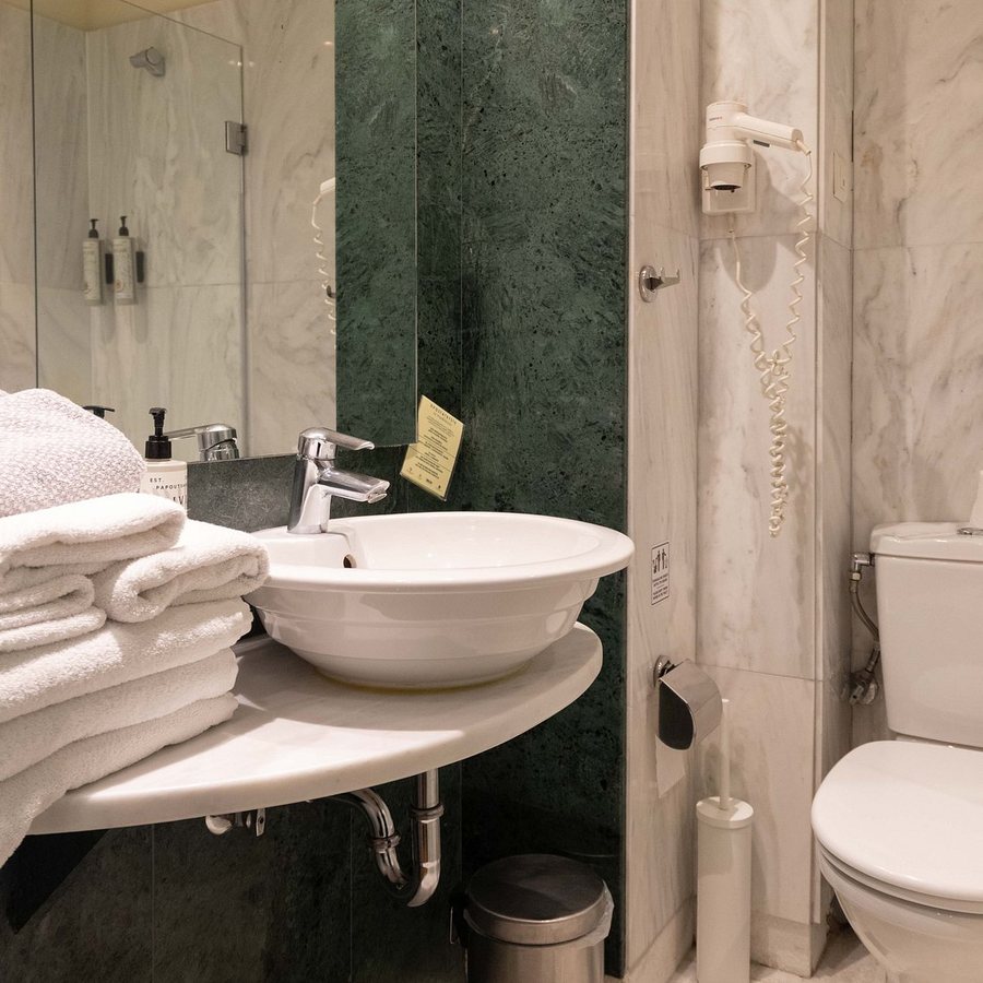 Ariston Hotel — Bathroom