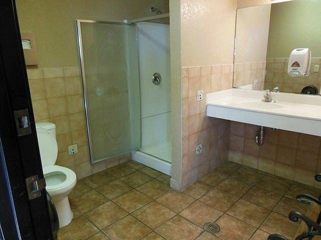 Arizona Charlie s Boulder RV Park Las Vegas Nevada — Bathroom