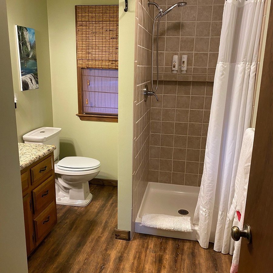 Arkansas White River Cabins — Bathroom